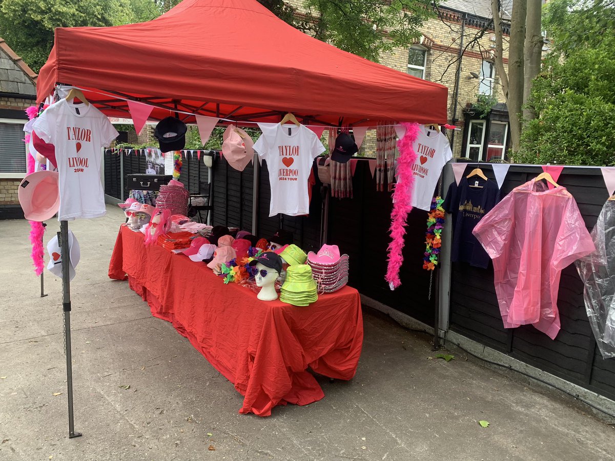 Jimbo6timeslfc's tweet photo. Any one going the Taylor swift concert the next 3 days call in to see us @hotelanfield @12thmanstjohns @StJohnsShopping #erastour #taylorswiftliverpool https://t.co/ZrpI5n4IHK