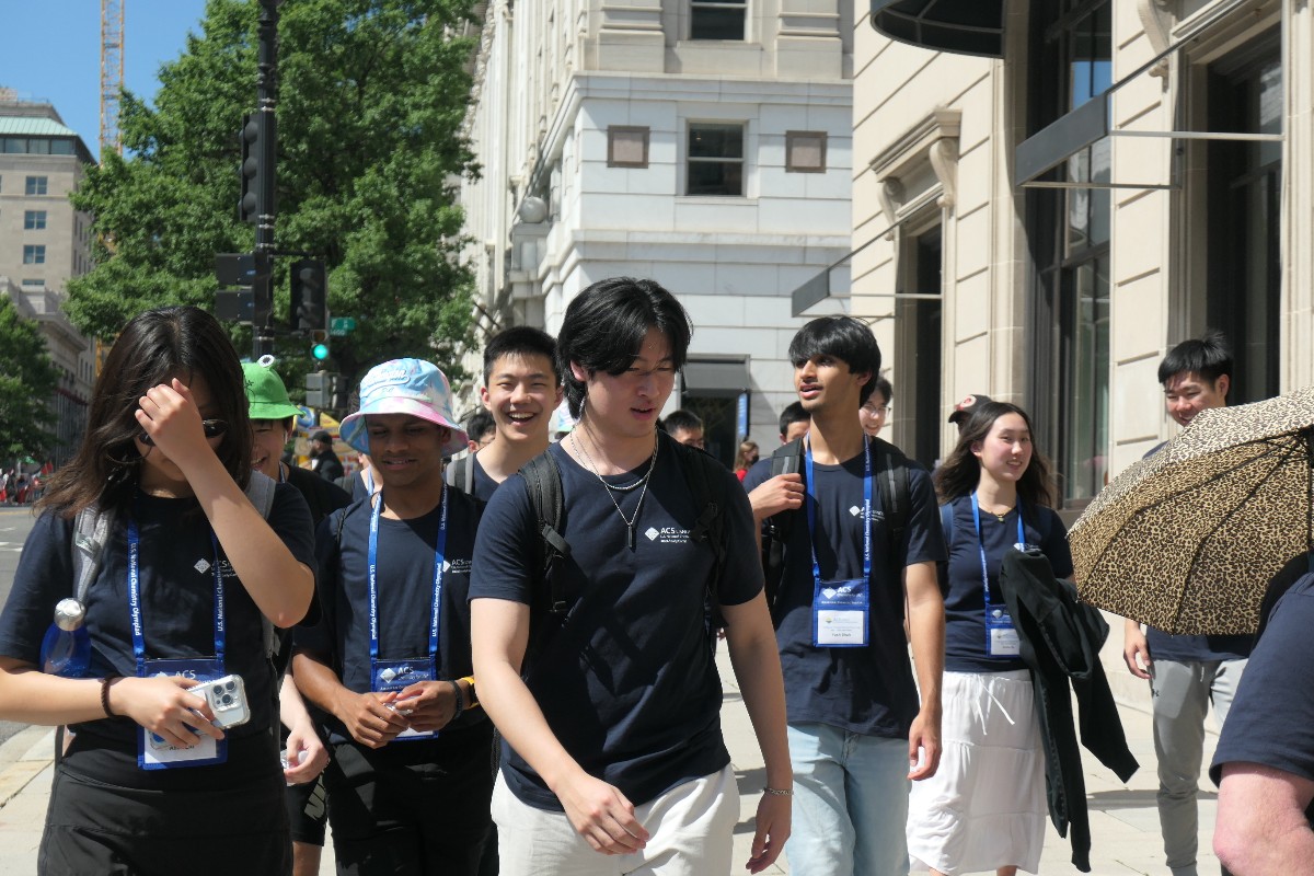 AmerChemSociety's tweet photo. The best part of #USNCO study camp? The friendships! 😎

These #ChemistryOlympiad students are not only learning valuable scientific knowledge, but they're also building connections that will last a lifetime while expanding their horizons by exploring beautiful Washington, D.C. https://t.co/xnhyZlJGr9
