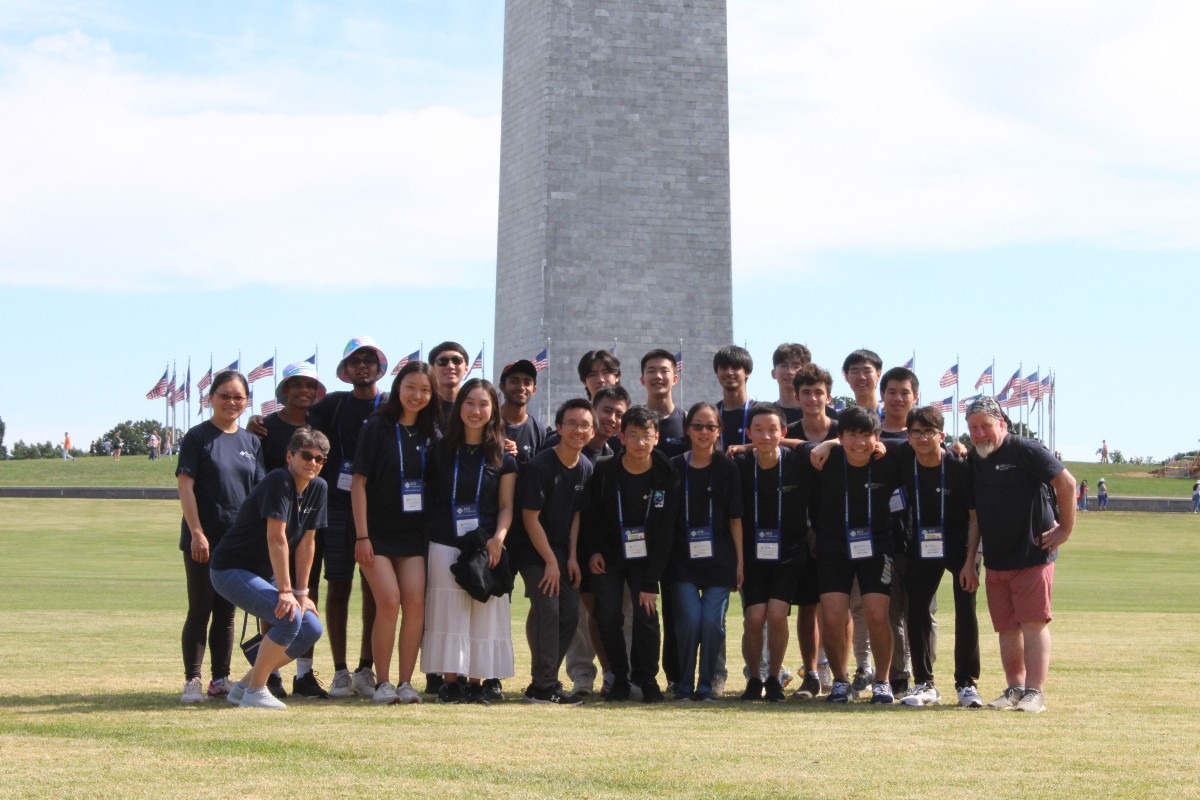 AmerChemSociety's tweet photo. The best part of #USNCO study camp? The friendships! 😎

These #ChemistryOlympiad students are not only learning valuable scientific knowledge, but they're also building connections that will last a lifetime while expanding their horizons by exploring beautiful Washington, D.C. https://t.co/xnhyZlJGr9