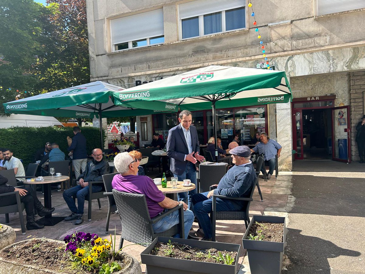 ljacobelli's tweet photo. Un vent d'espoir perceptible sur le marché d'Hayange. La volonté d'en finir avec Macron, sans laisser la France à la gauche violente et irresponsable. 
La joie aussi de voir que tous les amoureux de la France se réunissent autour de Jordan Bardella. Cc @FabienEngelmann https://t.co/CPWSMm1g60