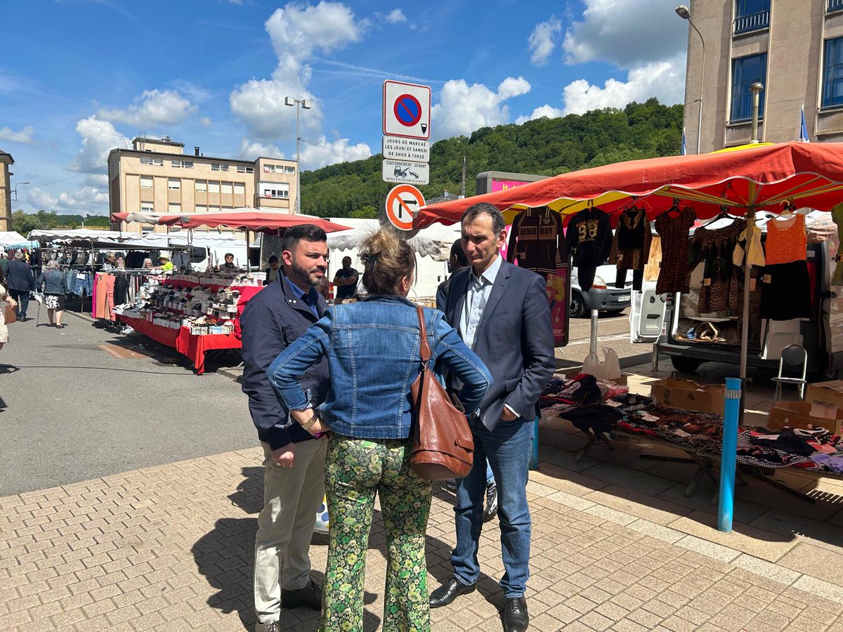 ljacobelli's tweet photo. Un vent d'espoir perceptible sur le marché d'Hayange. La volonté d'en finir avec Macron, sans laisser la France à la gauche violente et irresponsable. 
La joie aussi de voir que tous les amoureux de la France se réunissent autour de Jordan Bardella. Cc @FabienEngelmann https://t.co/CPWSMm1g60
