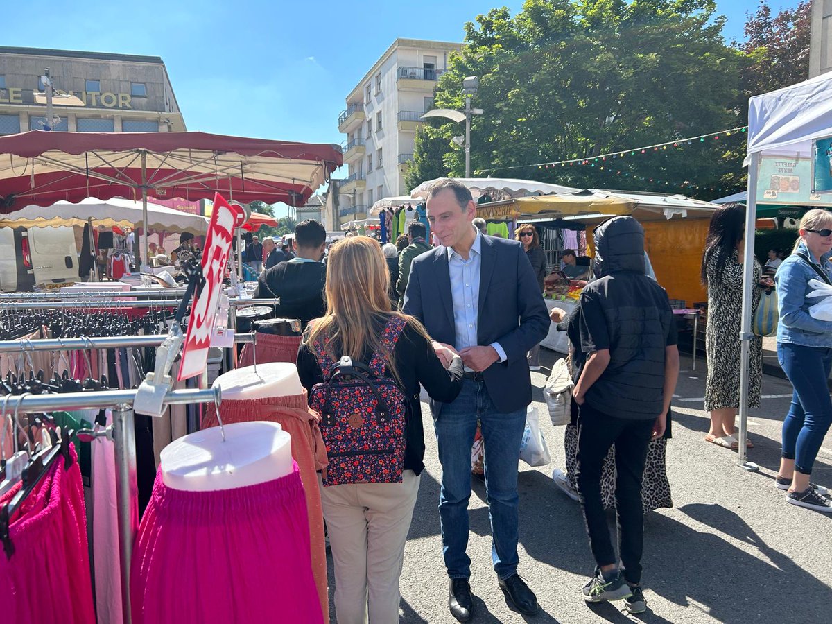 ljacobelli's tweet photo. Un vent d'espoir perceptible sur le marché d'Hayange. La volonté d'en finir avec Macron, sans laisser la France à la gauche violente et irresponsable. 
La joie aussi de voir que tous les amoureux de la France se réunissent autour de Jordan Bardella. Cc @FabienEngelmann https://t.co/CPWSMm1g60