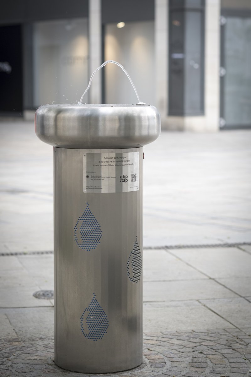 StadtwerkeDO's tweet photo. Pünktlich zum Start der @EURO2024DE sorgt ein neuer Trinkwasserbrunnen im Herzen der #Dortmund|er Innenstadt für kostenlose Erfrischung. Vertreter*innen von @stadtdortmund, a tip:tap e.V., @DEW21 und #DONETZ haben ihn jetzt am Alten Markt in Betrieb genommen.
https://t.co/1CsY05MqJC
@atiptap #euro24do #euro24