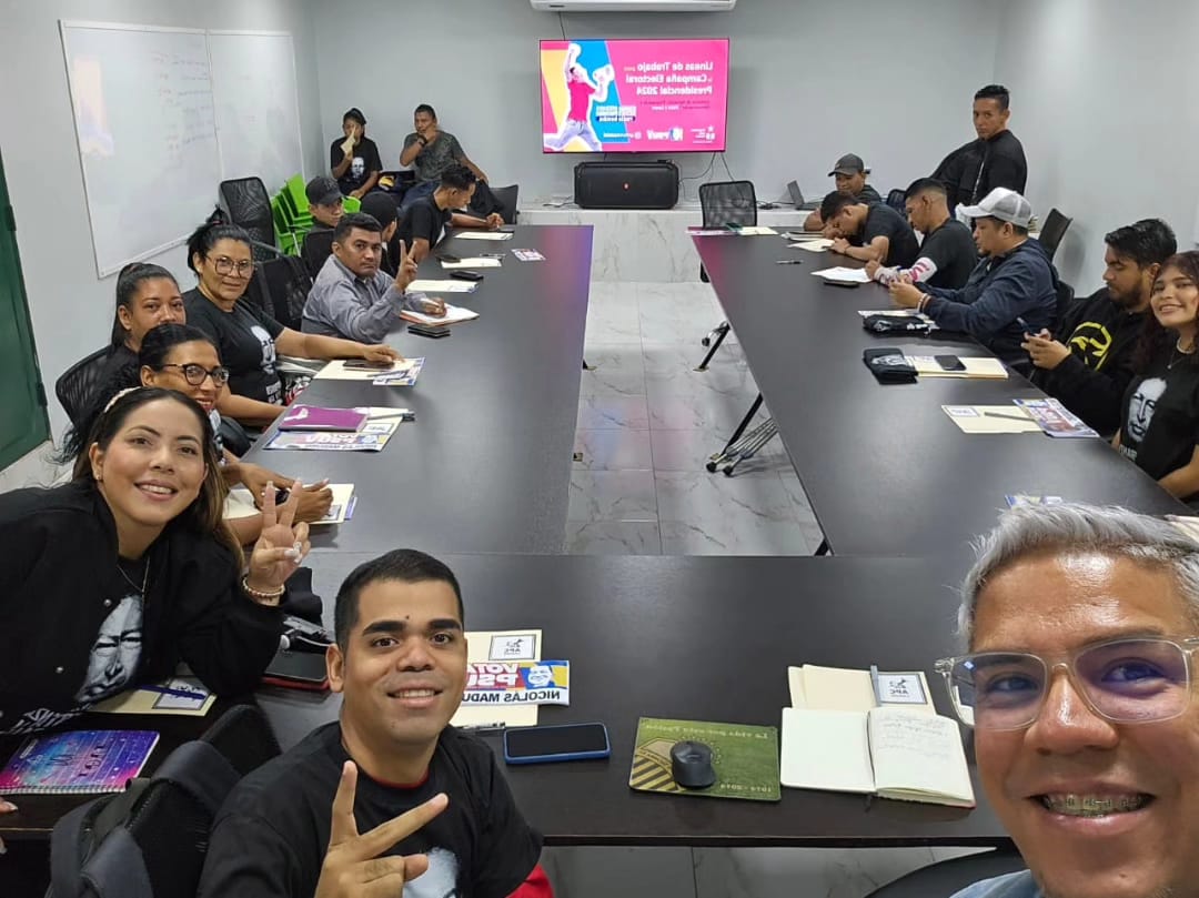 En Caroní el estado mayor de la comunicación sigue activado chequeando toda nuestra maquinaria. Así que estén pendientes porque definimos tareas comunicacionales que estaremos realizando con las mujeres, adultos mayores y por supuesto con nosotros la juventud.<a href="/OviedoPSUV/">Tito Oviedo</a>