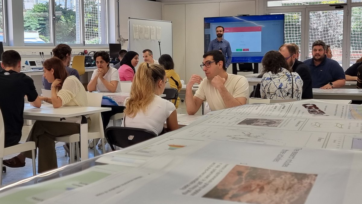 xdlheras's tweet photo. Em va emocionar fa 25 anys adonar-me que convivien al laboratori de la @upcmanresa 3 estudiants de 3 continents.
Avui a la sala del #techlabmanresa les xifres han crescut històricament, hi ha doctorands de 4 continents amb un #speeddating on s'expliquen les tesis @DoctoratUPC https://t.co/zm0daWo2S1