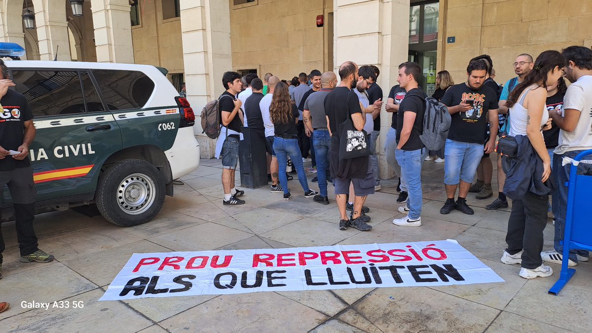 esquerrapv's tweet photo. Aquest matí a #Alacant fent costat als joves @EncausatsPego el dia del judici en què han pogut evitar les enormes penes de presó que se'ls demanaven per fer front al feixisme.
#ProuRepressió
#Republicanisme és #Antifeixisme https://t.co/yNf5grR7JD