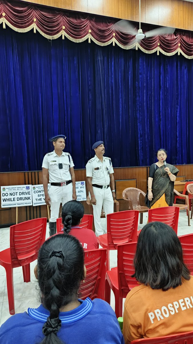 bidhannagarpc's tweet photo. 𝐅𝐨𝐥𝐥𝐨𝐰 𝐭𝐡𝐞 𝐫𝐮𝐥𝐞𝐬, 𝐲𝐨𝐮𝐫 𝐥𝐢𝐟𝐞 𝐢𝐬 𝐚𝐬 𝐩𝐫𝐞𝐜𝐢𝐨𝐮𝐬 𝐭𝐨 𝐮𝐬 𝐚𝐬 𝐭𝐨 𝐲𝐨𝐮𝐫𝐬! #SafeDriveSaveLives
A traffic awareness program was conducted among School students of Hariyana School about road safety issues, by Bidhannagar TG, (1/3) https://t.co/dTneUYO6ZG