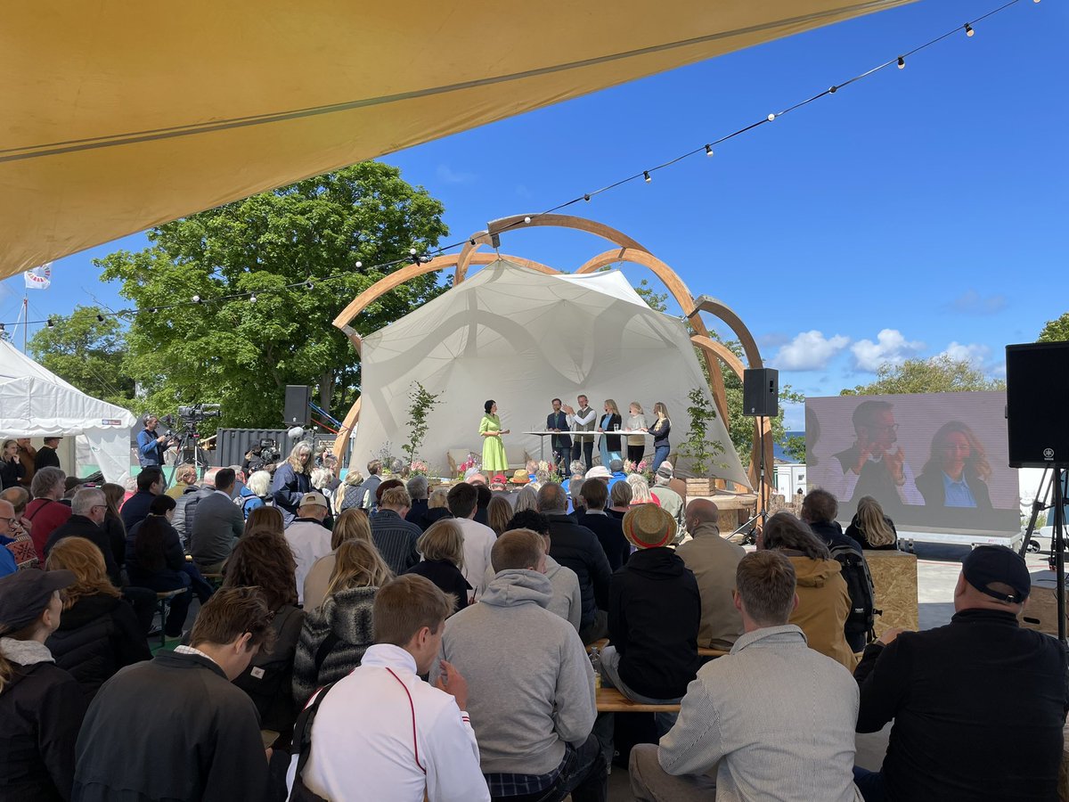 palexandersen's tweet photo. Danmark bør følge Tyskland der lige nu godkender omkring 1 gigawatt landvind om måneden. Danmark skal slippe bremsen og have gang i opstillingen nu, siger @Kristian_Jensen på #KlimaEnergiScenen #fmdk
Se med live på @TV2Bornholm https://t.co/ehtLi2vZON https://t.co/WaBnuBe6NJ
