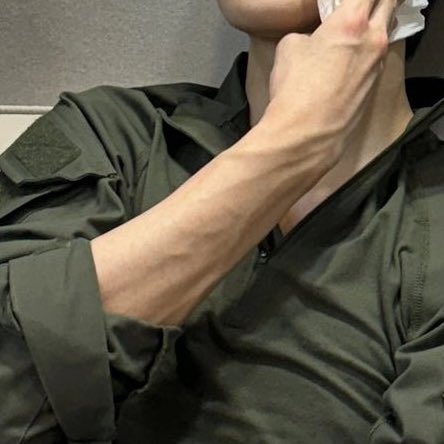 nomkluayyy's tweet photo. Hand                                                   Handsome https://t.co/USVmNk3dLe