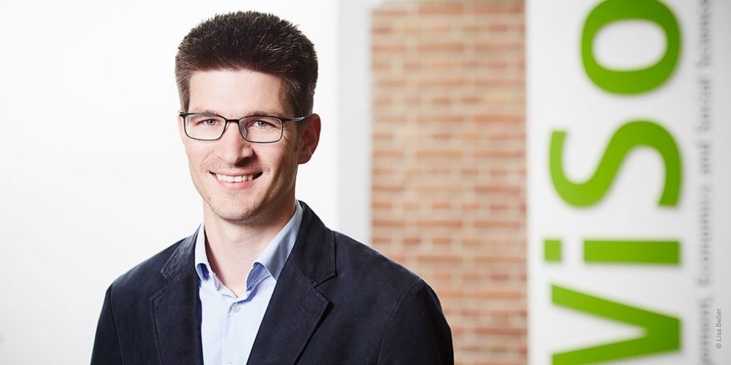 WiSoUniCologne's tweet photo. Congrats!!🔥💚Prof. Dr @c_kroneberg received the Canadian-German John G. Diefenbaker #Prize from the #Canadian #Council of the #Arts. 🏆

His research project #examines how social contexts shape youth violence in ethnically diverse societies.

Details🔎: https://t.co/lJggUEIXjF https://t.co/8VQcvtKqJs