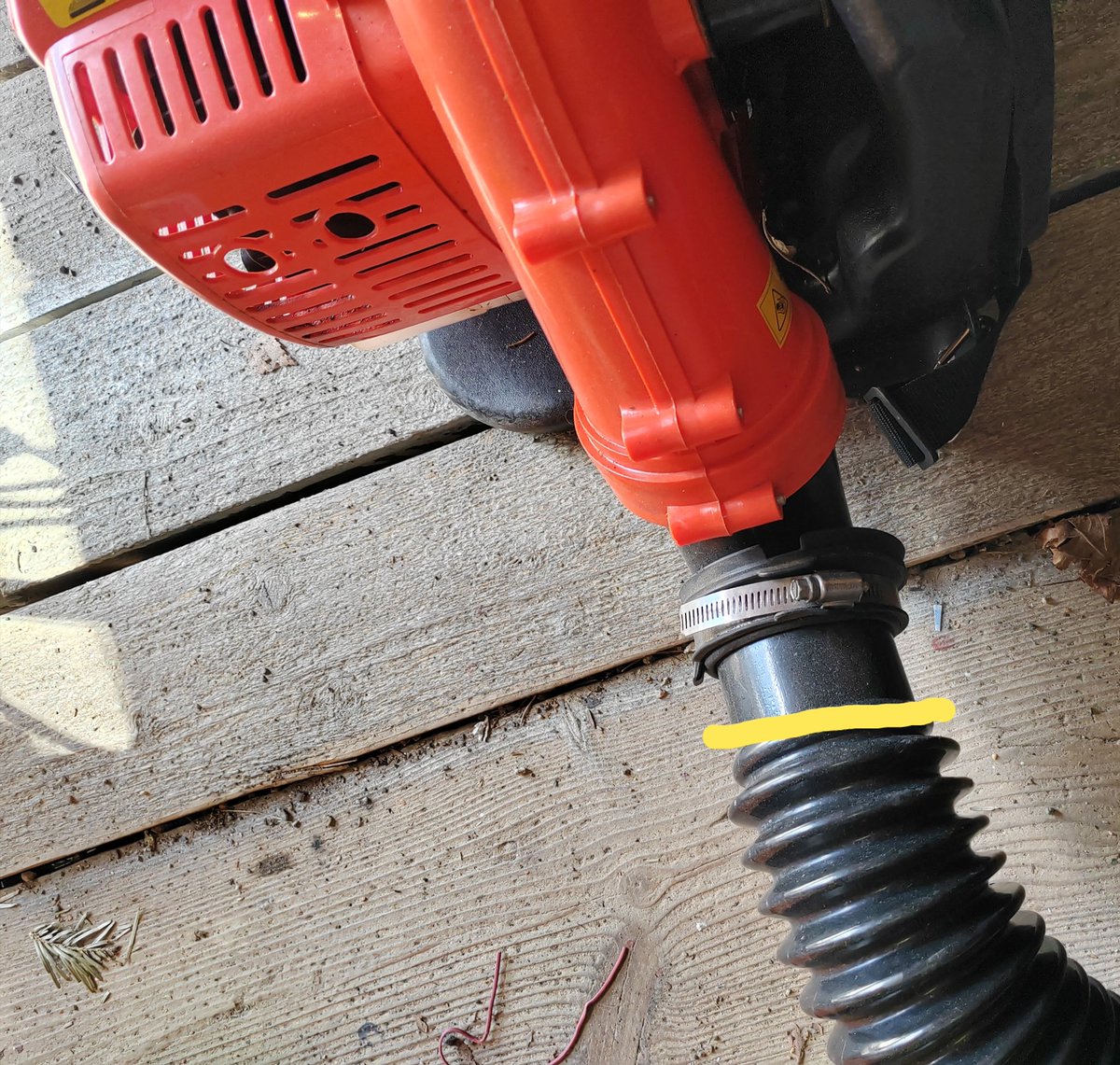 Kaikki kannattaa säästää. Nytkin löytyi käyttöä mun vanhan Chevyn imuilmanoton klemmarille. Oli just sopiva lehtipuhaltimeen. 😄
#kierrätys