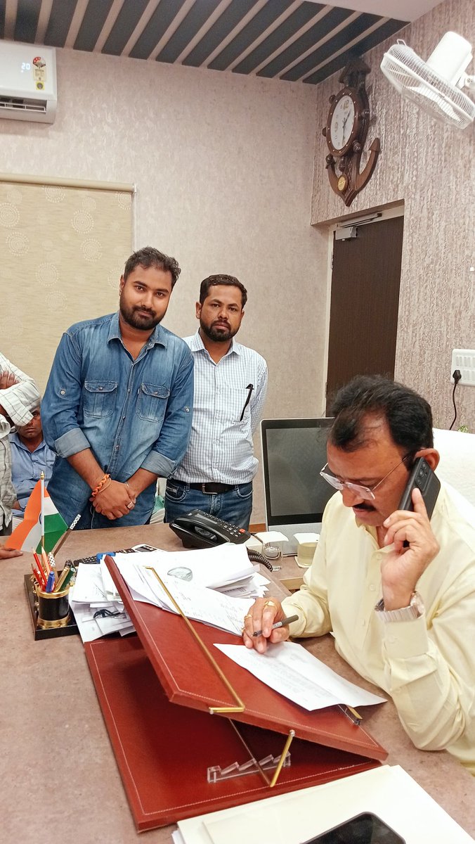 Adivasiobcnews's tweet photo. आज कोविड स्वास्थ्य सहायक भाई राहुल सुनार्थी (बांसवाड़ा) एवं प्रवीण सारस्वत बजट में हो रखी मेडिकल हेल्थ वालंटियर फोर्स घोषणा के जल्द क्रियान्वयन के अंदर नौकरी कि आस में सबसे पहले मुख्यमंत्री @BhajanlalBjp से मिले 

उप मुख्यमंत्री @DrPremBairwa से उनके निवास स्थान पर मिले ।

चिकित्सा एवं स्वास्थ्य मंत्री @GajendraKhimsar से मिले। 

बेरोजगार पूर्व अध्यक्ष एवं एमएलए प्रत्याशी @TheUpenYadav से मिले । 

सचिवालय में अधिकारियों से मिले जहां अधिकारियों ने यही बोला की प्रतिनिधि मंडल को mhvf बजट घोषणा की फाइल दिखाई जाएगी आपको हम नहीं दिखाएंगे ।
