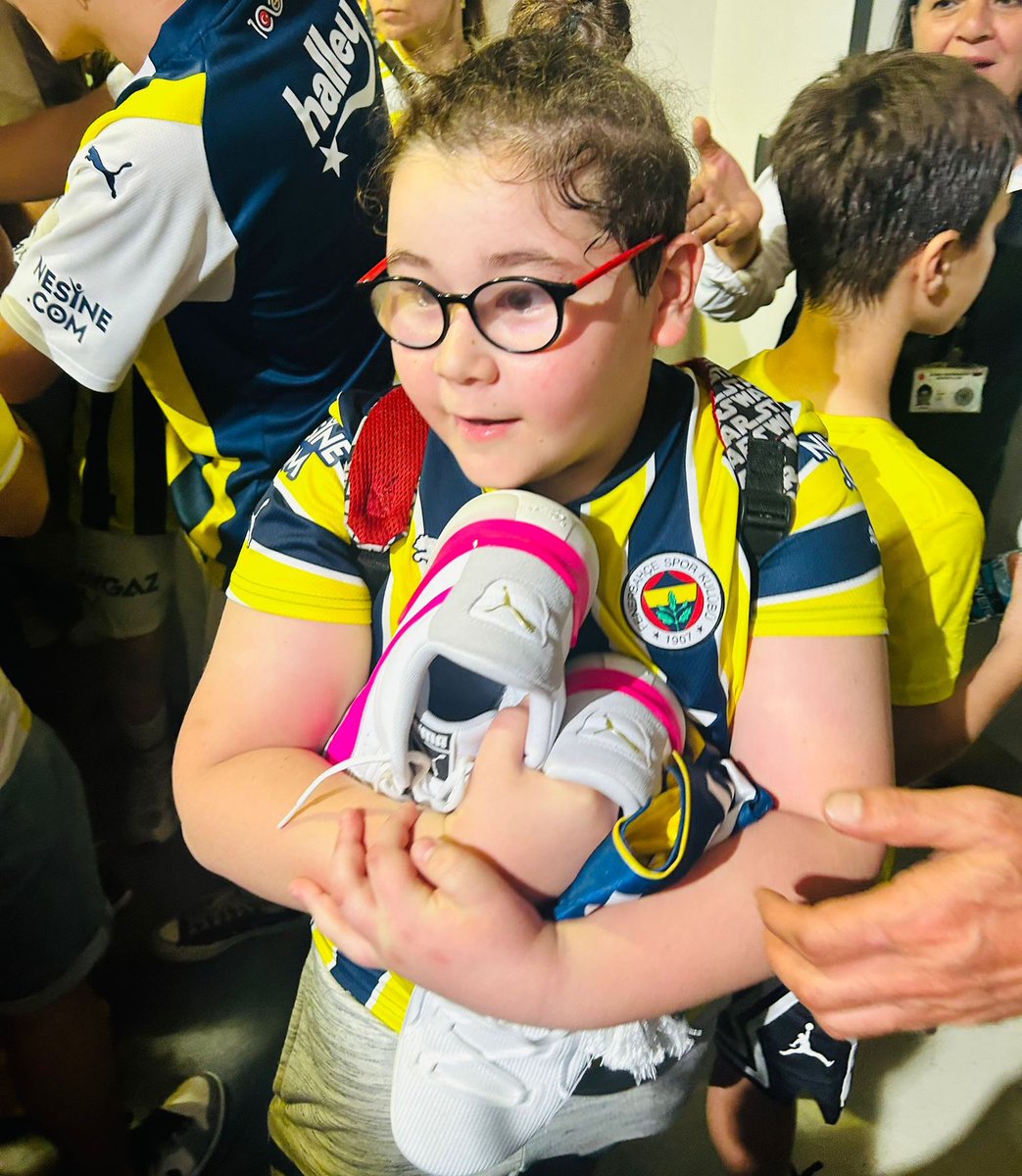 Dün akşamı mutlu kapatan minik bir taraftarımız. 😊 Sizce elindeki kimin ayakkabısı? 👀❓