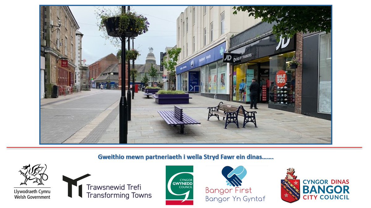 Mae'r parth cyhoeddus wedi bod yn datblygu'n gyflym dros yr wythnosau diwethaf.Mae basgedi crog, meinciau a phlanwyr lampbost newydd i gyd wedi'u gosod ar hyd y Stryd Fawr. Mae gwaith o baentio planwyr i las a pheintio pyst lamp hefyd wedi cael ei wneud dros yr wythnosau diwethaf