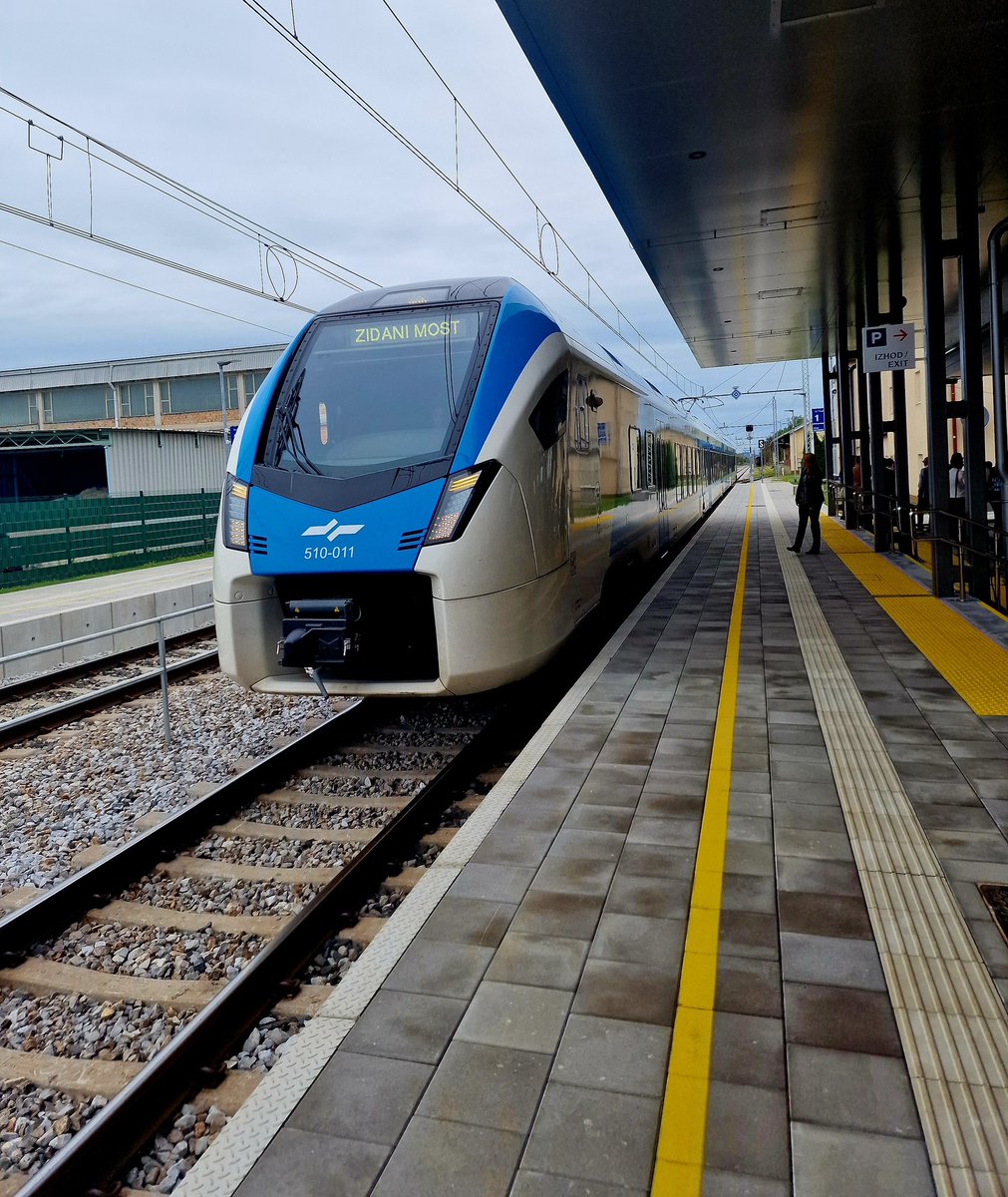 mzie_rs's tweet photo. 🇸🇮✅ Državni sekretar @Andrej_Rajh je danes v Račah slovesno otvoril prenovljeno železniško postajo. Gre za ambiciozen projekt, vreden 4,9 mio €, podprt pa je bil tudi z 1,85 mio € EU sredstev v okviru IPE.
#CEFTransport #EUGreenDeal  #CINEA_EU #evropskasredstva #10YearsOfCEF https://t.co/a6aJcwrHUu