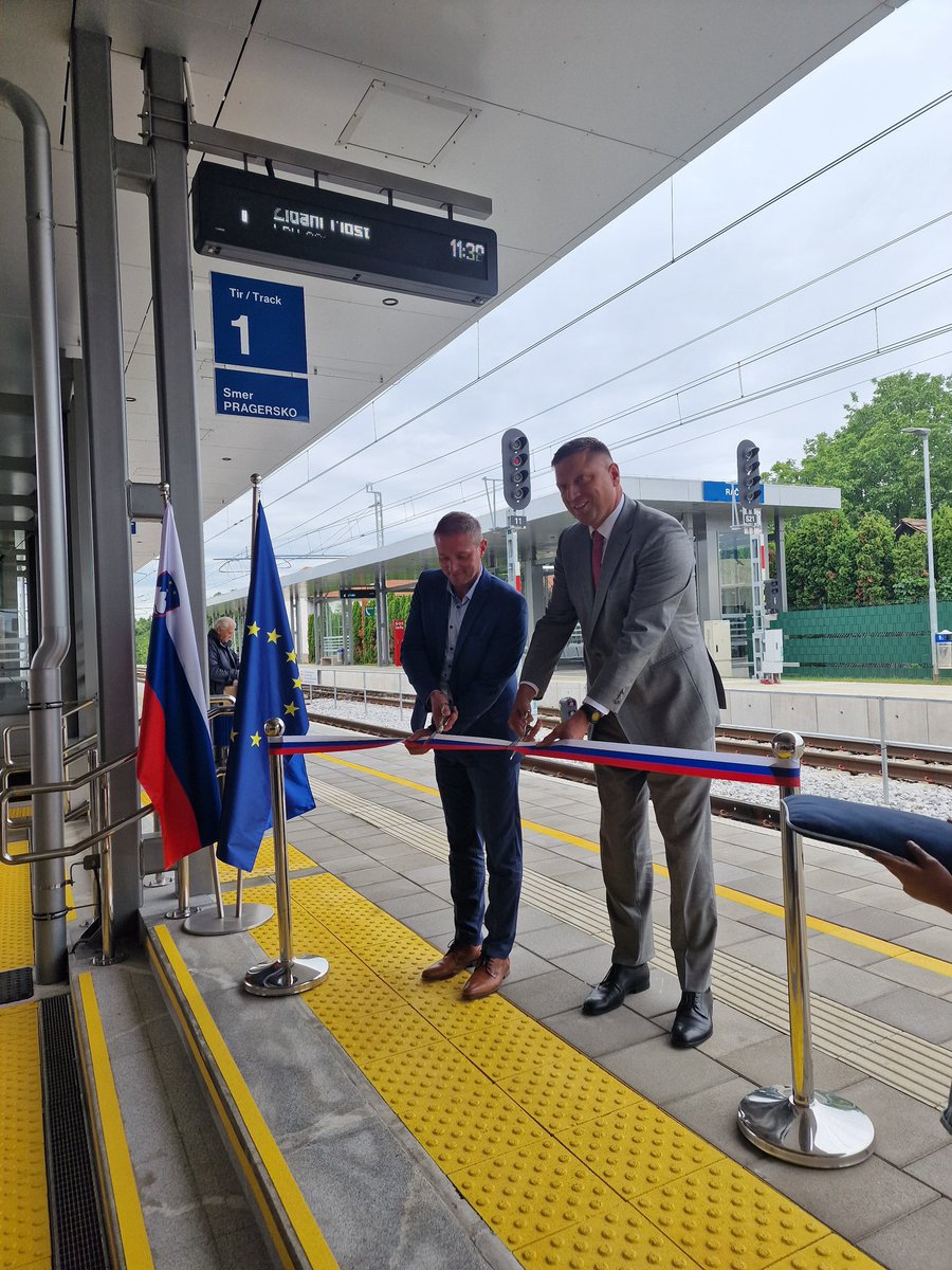 mzie_rs's tweet photo. 🇸🇮✅ Državni sekretar @Andrej_Rajh je danes v Račah slovesno otvoril prenovljeno železniško postajo. Gre za ambiciozen projekt, vreden 4,9 mio €, podprt pa je bil tudi z 1,85 mio € EU sredstev v okviru IPE.
#CEFTransport #EUGreenDeal  #CINEA_EU #evropskasredstva #10YearsOfCEF https://t.co/a6aJcwrHUu