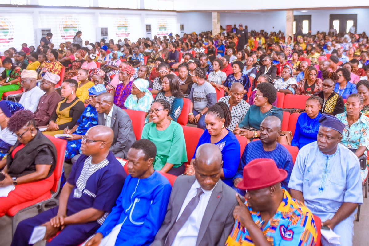 MinofinfoEKSG's tweet photo. 𝐔𝐏𝐃𝐀𝐓𝐄:

Governor @biodunaoyebanji flags off distribution of over 200million Naira cheques as car and housing loans to 400 Primary School teaching and non-teaching staff benefiting from the scheme in Ekiti State. https://t.co/lyrrkQlMVw