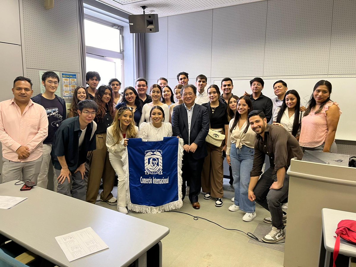 YBothsides's tweet photo. メキシコか��の大学生と教授24名の皆様に、日本語と日本文化を体験していただく2時間のプログラムを実施。私が提唱する超短期！実践型外国語習得法は、「教えない、学ばない、覚えない」という���タイル。実践的に使うことで身に付けるアプローチ。日本語経験がゼロの学生は、トレーナーのサポートを受けながらグループワークを行い、正味1時間で日本語で自己紹介ができるよう。グループワークは笑いが絶えず、とても楽しい時間となった。