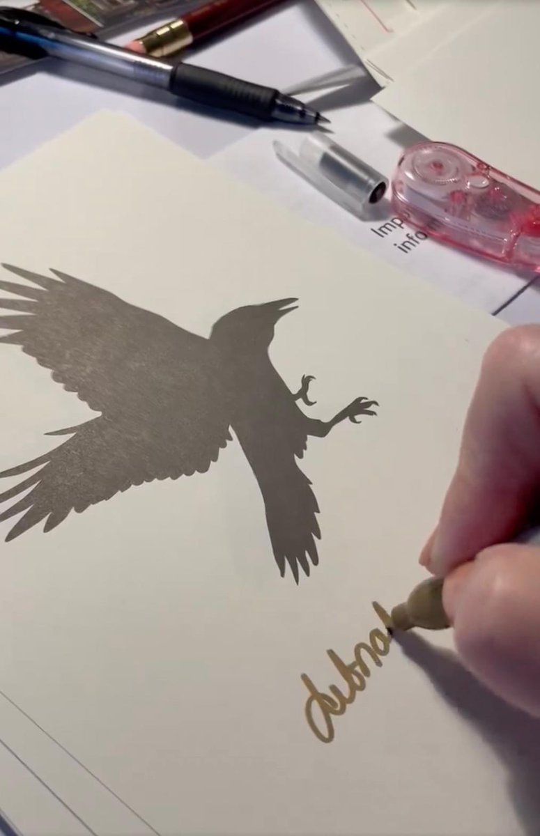 AllSoulsDG's tweet image. Deb  signed nearly 6,000 copies of Book 5 of the All Souls Series- THE BLACK BIRD ORACLE for independent bookstores across the  🇺🇸! 🐦‍⬛🖊️
Check your local indie to preorder signed copies of THE BLACK BIRD ORACLE – out July 16.
@DebHarkness 
 #SignedBooks #TheBlackBirdOracle