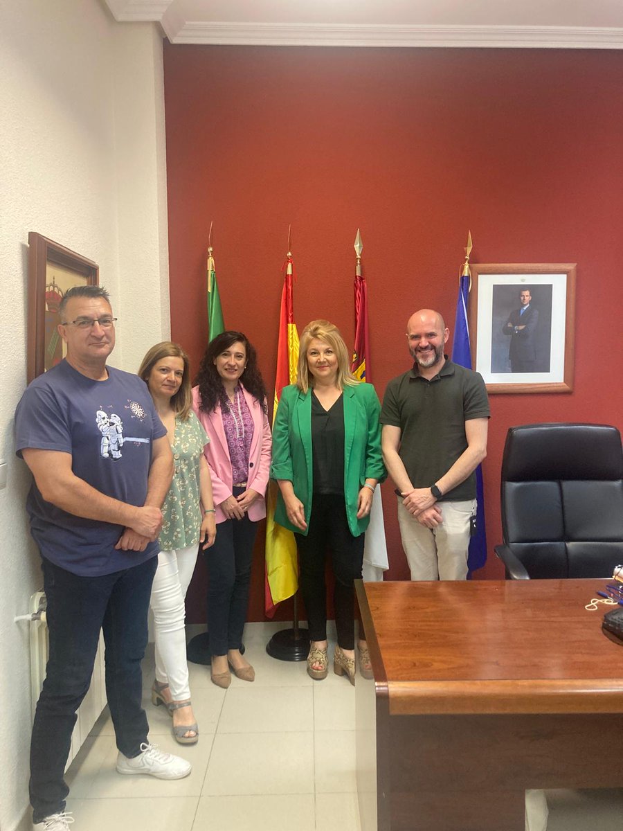 DGTes's tweet photo. #JPT #Toledo ha firmado la adhesión al #ProgramaSTARS del CEIP Sagrados Corazones de #Escalonilla. Este programa fomenta entre el alumnado los desplazamientos a pie y en 🚲. Al acto acudieron responsables del centro, la alcaldesa del municipio y la jefa provincial. #EducaciónVial https://t.co/XdMMGPnpJg
