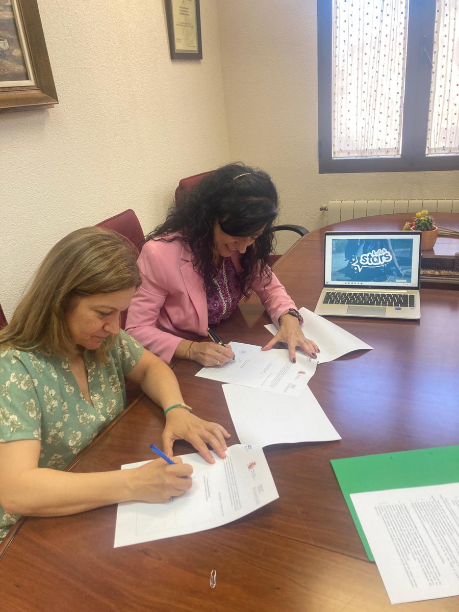 DGTes's tweet photo. #JPT #Toledo ha firmado la adhesión al #ProgramaSTARS del CEIP Sagrados Corazones de #Escalonilla. Este programa fomenta entre el alumnado los desplazamientos a pie y en 🚲. Al acto acudieron responsables del centro, la alcaldesa del municipio y la jefa provincial. #EducaciónVial https://t.co/XdMMGPnpJg