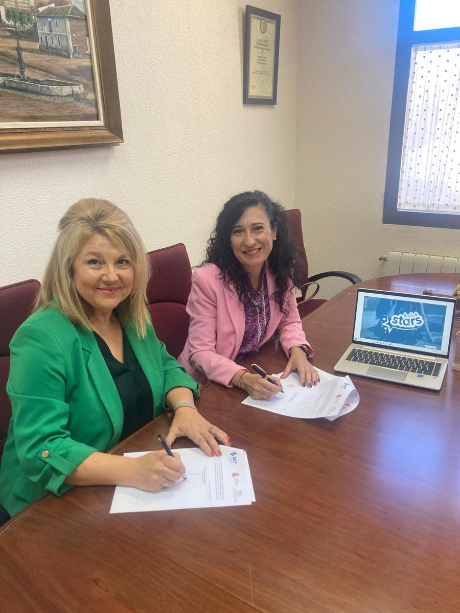 DGTes's tweet photo. #JPT #Toledo ha firmado la adhesión al #ProgramaSTARS del CEIP Sagrados Corazones de #Escalonilla. Este programa fomenta entre el alumnado los desplazamientos a pie y en 🚲. Al acto acudieron responsables del centro, la alcaldesa del municipio y la jefa provincial. #EducaciónVial https://t.co/XdMMGPnpJg