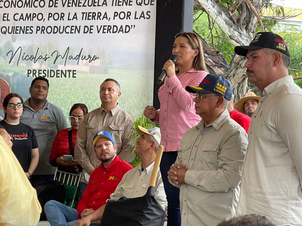 El Frente Unido de Campesinos, Pescadores y Agrourbanos se organiza en el estado Zulia para la victoria del Presidente Nicolás Maduro ✌🏾
¡La Esperanza está en la Calle!