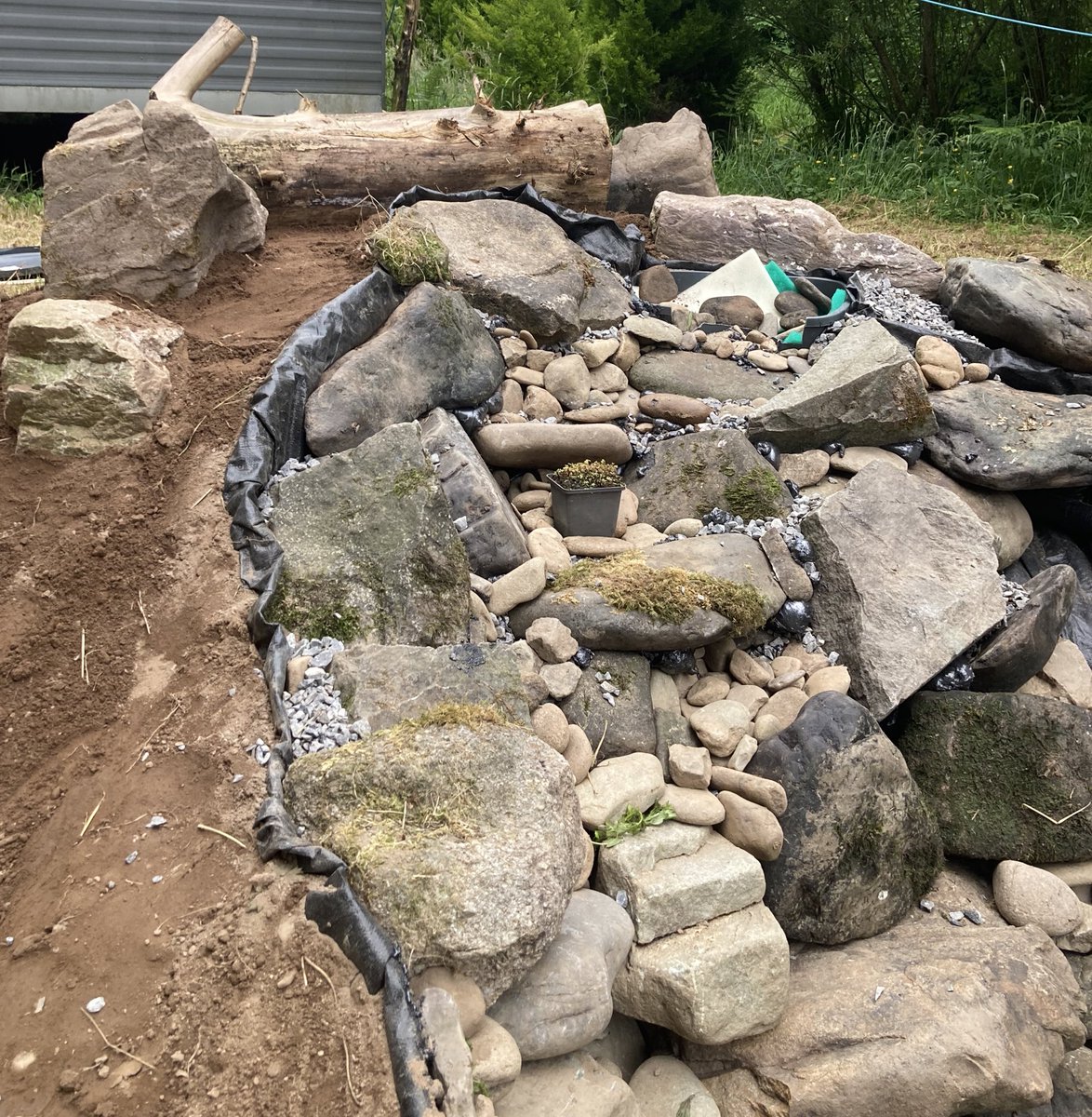 Mul_912's tweet image. Starting to look like a pond and waterfall now 👌🏼 #DIYpond #pondbuild #waterfallbuild