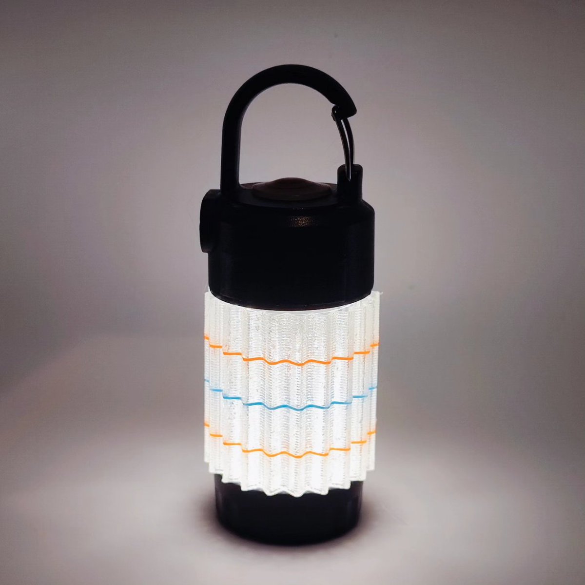 GaaLab3DP's tweet photo. LEDLENSER ML4 のシェードを試作してみました。
わざと積層の跡が見えるように通常よりも太い径のノズルで作成しています。
途中で色を変えてみましたが、ギザギザ���線が目立っていい感じです。

#3dpriting 
#3dプリンター 
#Goalzero 
#bambulab https://t.co/rimoJLDl9W