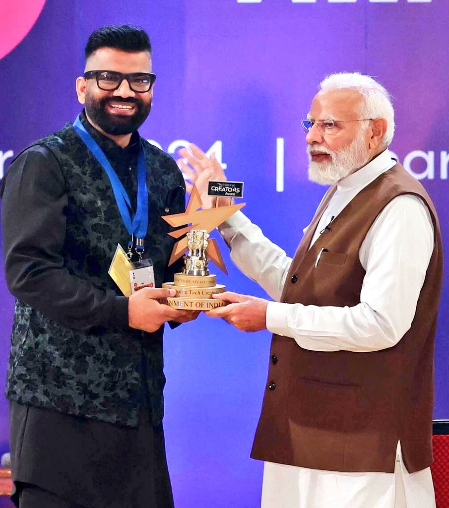JaikyYadav16's tweet photo. गौरव चौधरी यानि टेक्निकल गुरु जी के YouTube चैनल पर 23 मिलियन सब्सक्राइबर हैं मगर 

50K Views हर वीडियो पर नहीं आ रहे हैं 
अब अप्रासंगिक होते जा रहे हैं 
सरकार से अवार्ड लेकर चरणबंदना कर रहे हैं 

ध्रुव राठी के YouTube चैनल पर 22 मिलियन सब्सक्राइबर हैं लेकिन

प्रत्येक वीडियो पर 10-30 मिलियन व्यूज आ रहे हैं 
वह देश में सबसे चर्चित सेलेब्रिटी हैं
सरकार से कठिन प्रश्न पूछ रहे हैं 

गौरव चौधरी सरकार की तारीफ कर रहे हैं और पुरस्कार प्राप्त कर रहे हैं जबकि ध्रुव राठी ने लोकतंत्र और संविधान को बचाने के लिए सरकार के खिलाफ लड़ाई लड़ी। 

अब आप तय कर सकते हैं कि वास्तव में देशभक्त कौन है?

पोस्ट इनपुट्स: @newt0nlaws