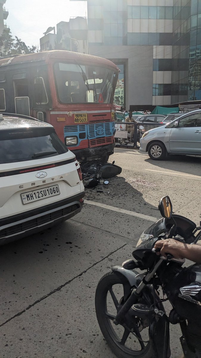 patilvrushabh14's tweet photo. Just now at Chandani chowk Pune.
A speeding cement truck crashed with the Cargo Bus and both went to the other side of the road and crashed into the other two bikes. 2 people have lost lives & 2 are injured.
@ThePuneMirror
@beingpunekar1
#chandani_chowk https://t.co/eXJY5rrJ68