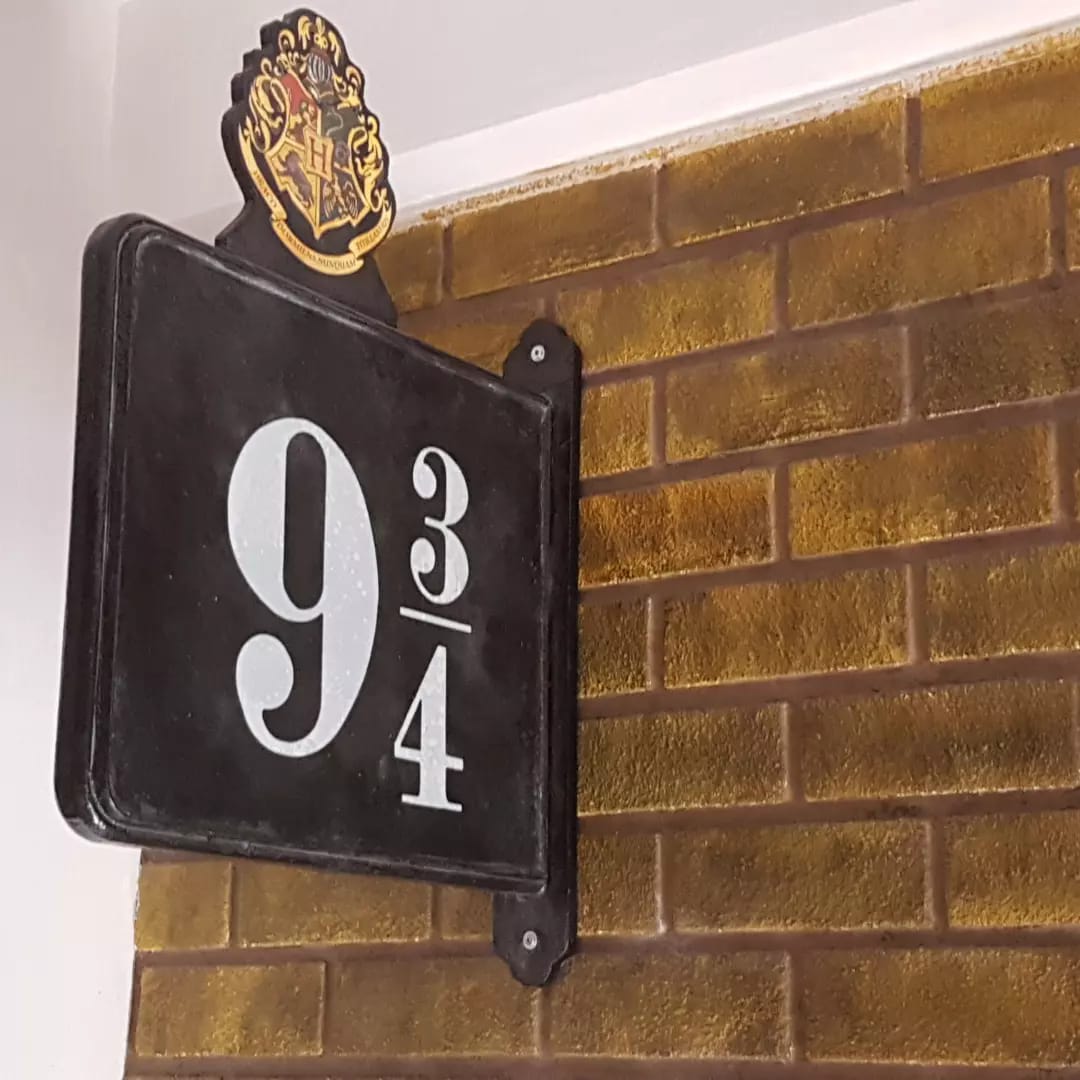 Harry Potter and the Philosopher's Stone - Platform 9 ¾ Sign Replica
#propsandreplicas #props #prop #harrypotter #hogwarts #potterhead