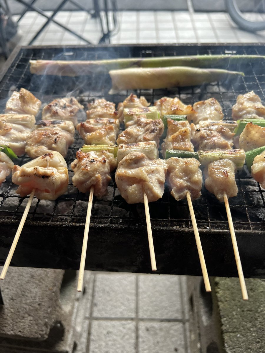 HowHigh729768's tweet photo. ウチのチビ達と焼き鳥BBQ！
子供達と色々話せてスゲー良い時間を過ごせたな！ https://t.co/RB97QYOjAL