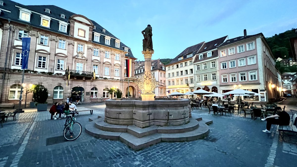 paconadal's tweet image. Siempre me ha sorprendido la cantidad de ciudades históricas y bellísimas que tiene Alemania. Y si embargo el viajero español no relaciona Alemania con urbes medievales. Esta es Heidelberg, en Baden-Würtemberg. Una delicia de casco antiguo peatonal. ¿La conoces?