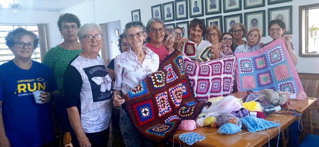 Oficina da #LigadeCombateaoCâncer de #Gravataí . Tudo o que confeccionamos é para doação.  Tem kits para recém-nascido, mantas, meias e  tocas para vovôs tbm.