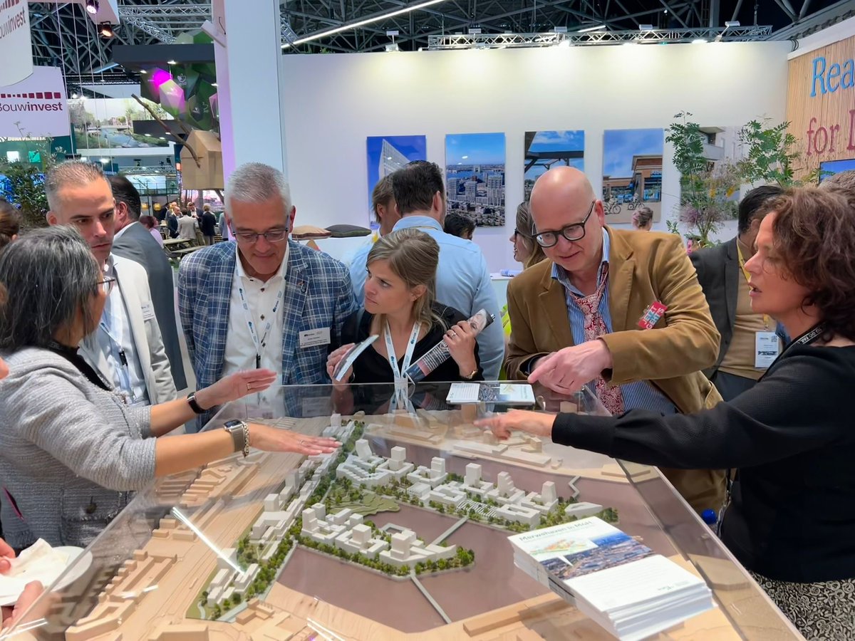 Gisteren konden bezoekers van de vastgoedbeurs <a href="/PROVADAre/">PROVADA</a>  de nieuwe maquette bewonderen van de toekomstige ontwikkelingen in de Merwehaven. Naast alle enthousiaste reacties, is het heel fijn dat er na jaren hard werken eindelijk iets zichtbaars is!
#woneninM4H #provada