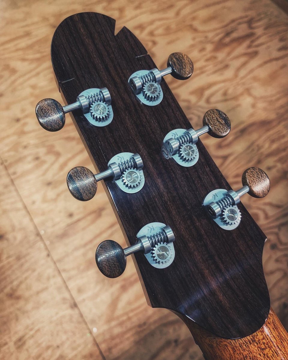 OginoGuitars's tweet photo. K•TAR (stainless steel model with ziricote buttons)
very smooth and beautiful tuning machines from Italy🇮🇹
#acousticguitar #lutherie #tuningmachines #tuners #ktar #oginoguitars #アコースティックギター #ギター製作 https://t.co/TWPUxCJzhN