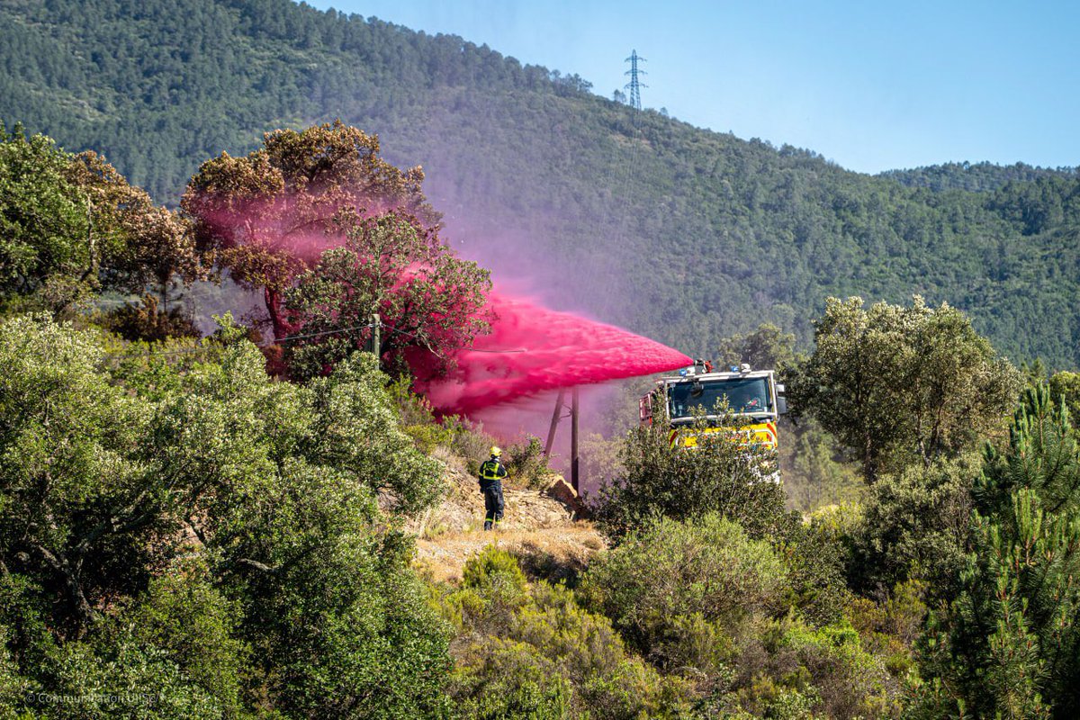 riisc_7's tweet image. [ #mission ] 🔥

Nos sapeurs-sauveteurs luttent contre le feu de #Vidauban depuis ce mardi 🚒 Jusqu’à ce jour, ils ont posé 3,7 km de retardant et réalisé 1,5 km d’établissement de grande longueur afin de traiter des lisières actives difficiles d’accès. 👩🏼‍🚒
