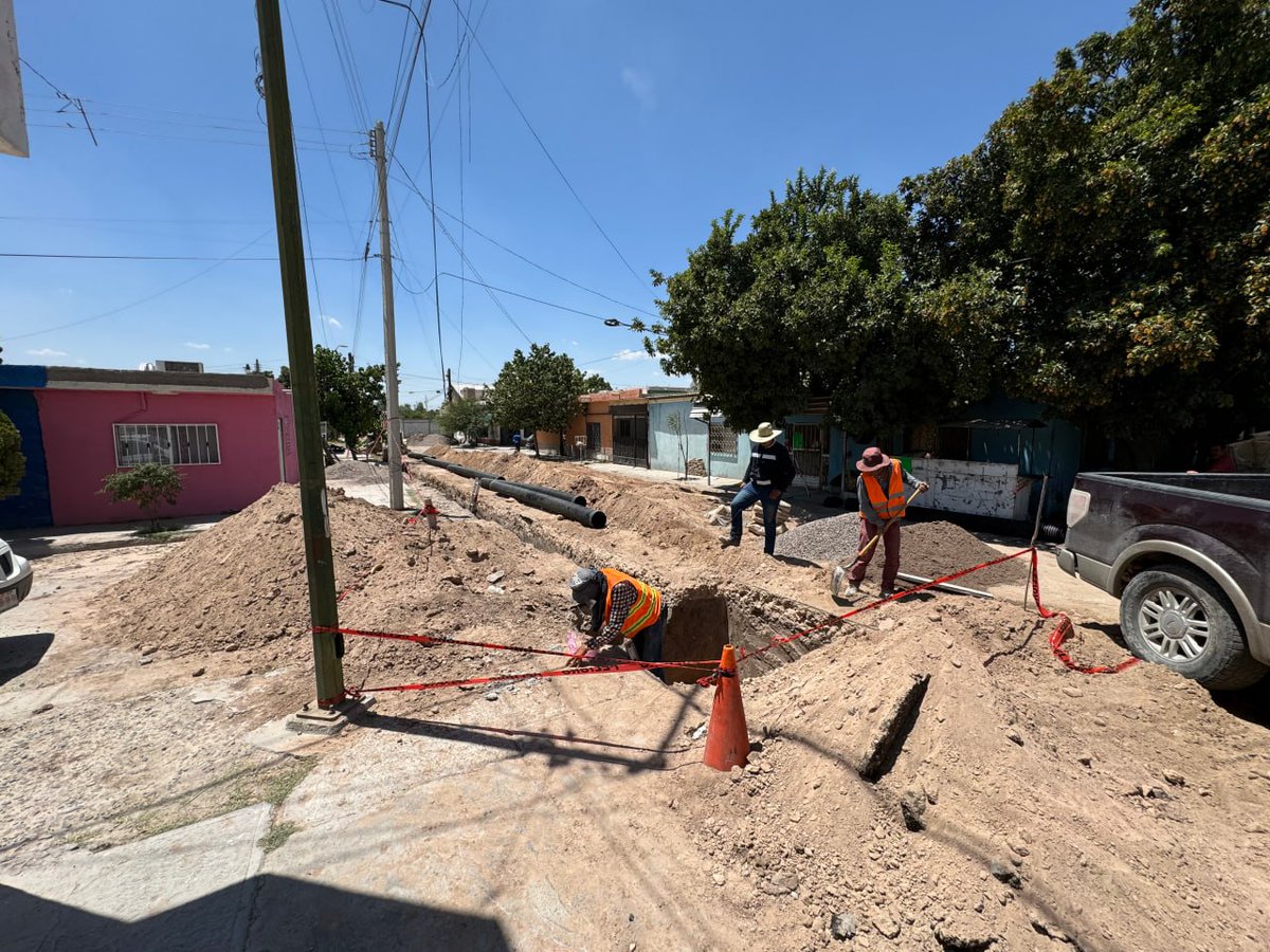 sideapa_gp's tweet photo. 𝐏𝐑𝐄𝐂𝐀𝐔𝐂𝐈𝐎́𝐍❗❗❗
Exhortamos a la ciudadanía a transitar con precaución y cuidado por la Calle Horacio Piña García de la Colonia Hortensias de esta ciudad de #GomezPalacio, ya que actualmente se encuentra personal realizando #introduccion de colector de aguas residuales https://t.co/q242oT73Um
