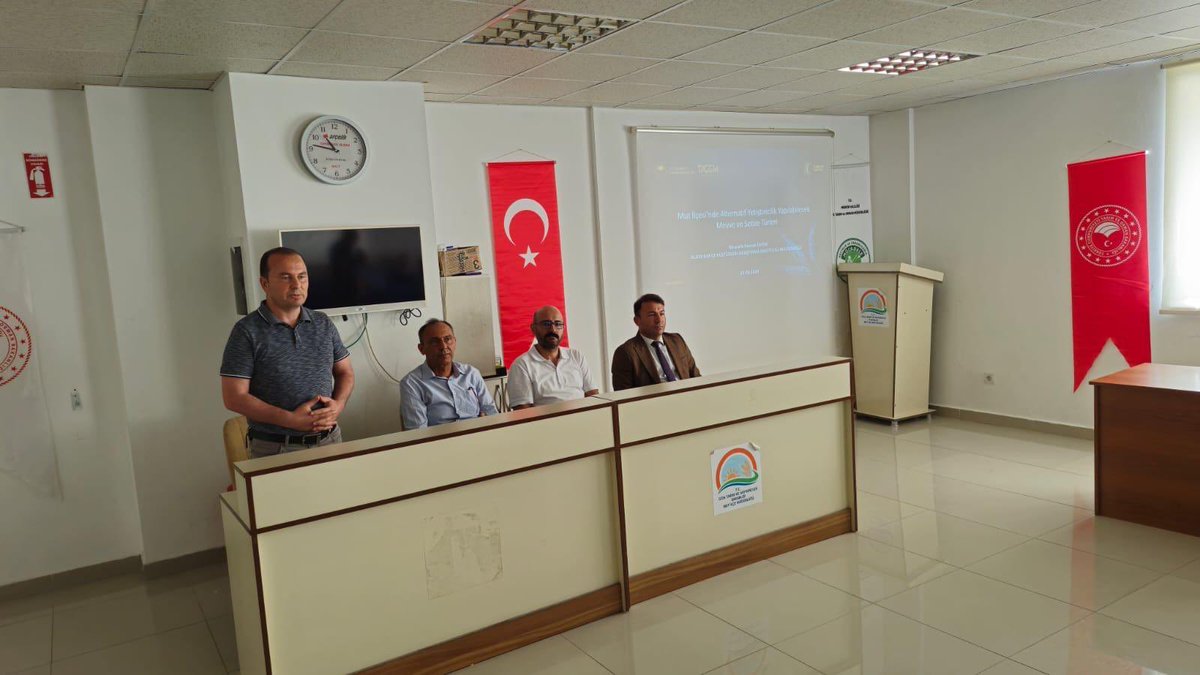 33mustafasever's tweet photo. Mut İlçemizde, Alata Bahçe Kültürleri Arastirma Enstitüsünce Kaysı, Zeytin ve Diger Alternatif Ürünlerle ilgili daha
once yapilan protokol geregi yeni cesitlerin islah ve adaptasyon calismalarinin, alternatif ürün denemelerinin yapilmasi konulu toplantı ve sonrasında bu proje için tahsisi yapılan arazide incelemelerde bulunuldu.

Akıl terinin alın terine karışması ve üreticilerimizin gelir seviyelerinin artırılması açısından çok önemli bir çalışma.

Arkadaşlarımıza teşekkür eder, başarılar dilerim.