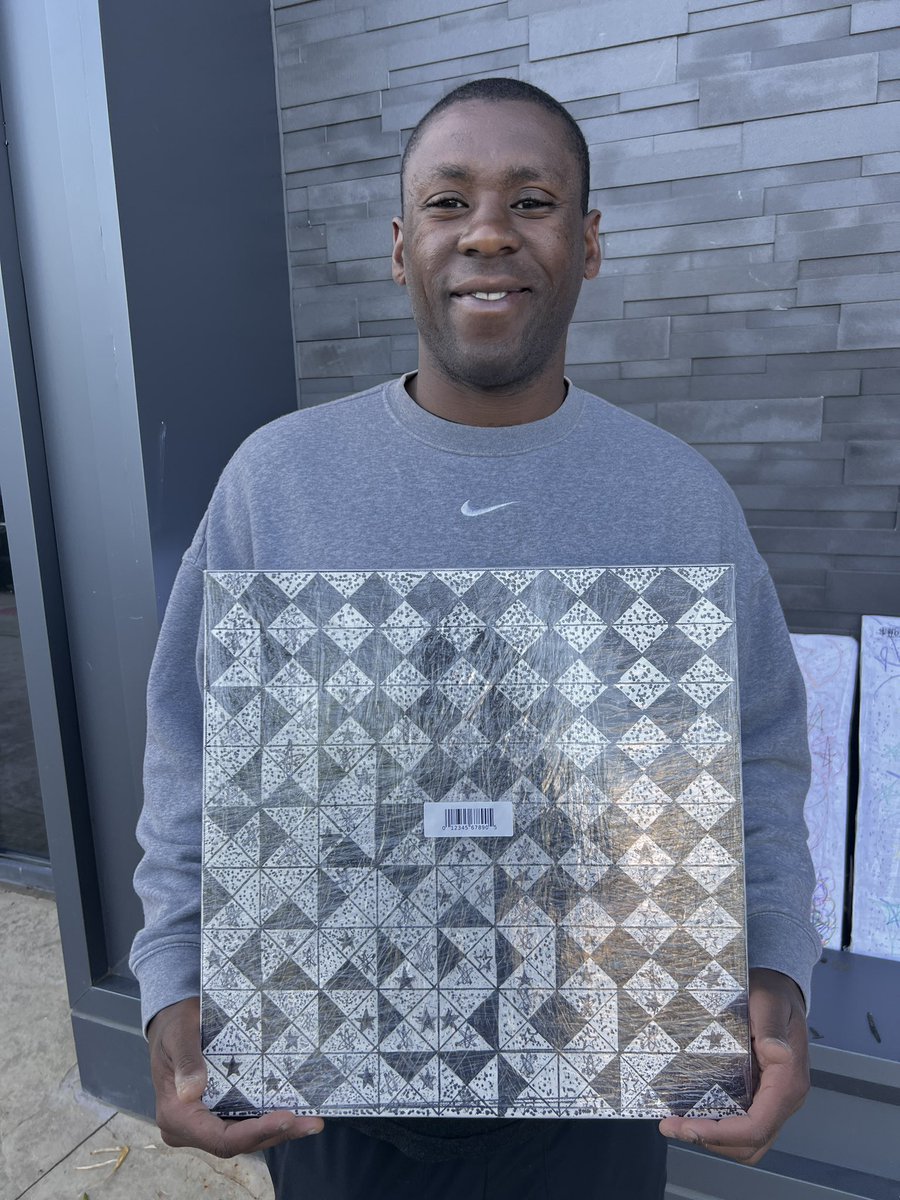 allisonoxox_'s tweet photo. On my way out from @Starbucks and got some cool art from Lorenzo. Check it out his work! Art makes the world go round https://t.co/Q201lx2GQl https://t.co/rT3W8GnGOn