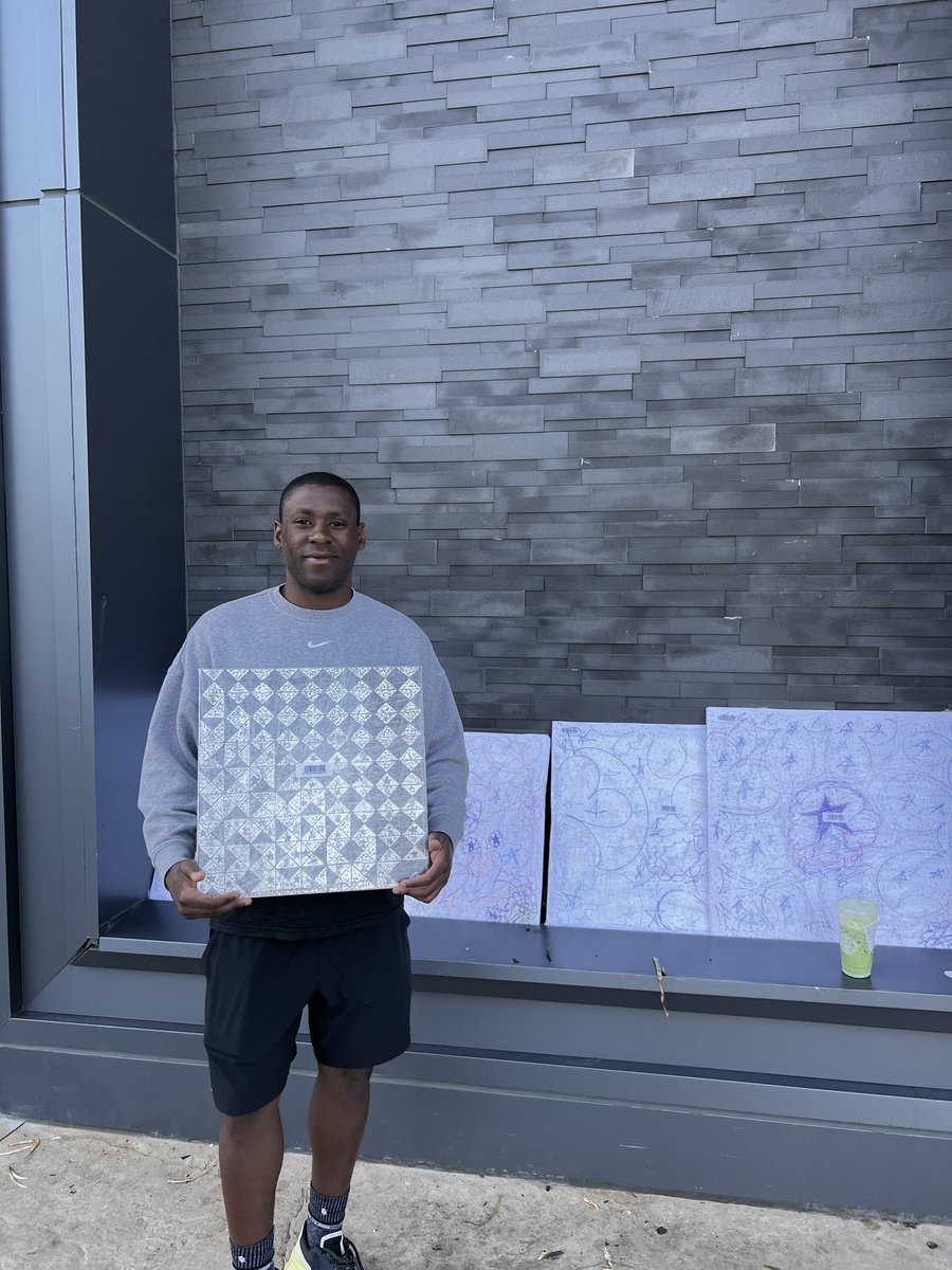 allisonoxox_'s tweet photo. On my way out from @Starbucks and got some cool art from Lorenzo. Check it out his work! Art makes the world go round https://t.co/Q201lx2GQl https://t.co/rT3W8GnGOn