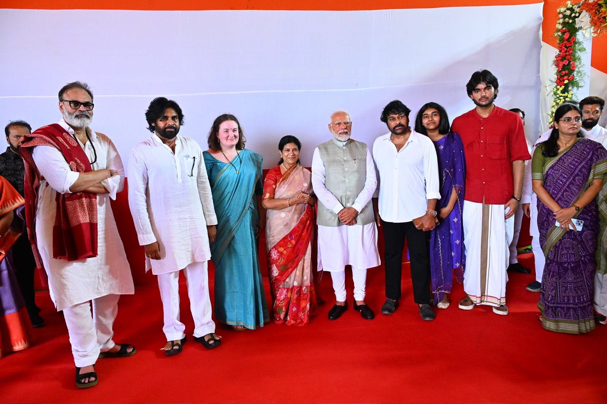 JSuhes's tweet photo. Prime Minister Modi With Mega Family ❣️😍 @JanaSenaParty https://t.co/egQvlZY5si
