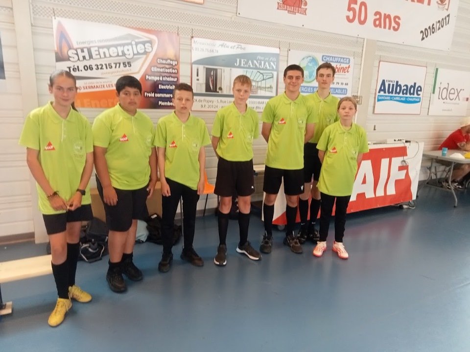 RachClem2's tweet photo. @barleduc55000 accueille le championnat  de France @unss de futsal féminin. 16 équipes s'affrontent sous l'œil vigilant des Jeunes officiels. Remise des récompenses par @DSDEN55,@unss55 &amp; Militant @MAIF . Félicitations à toutes les participantes et à l'organisation. https://t.co/RlAhWXr1M9