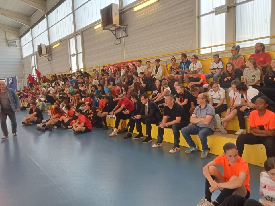 RachClem2's tweet photo. @barleduc55000 accueille le championnat  de France @unss de futsal féminin. 16 équipes s'affrontent sous l'œil vigilant des Jeunes officiels. Remise des récompenses par @DSDEN55,@unss55 &amp; Militant @MAIF . Félicitations à toutes les participantes et à l'organisation. https://t.co/RlAhWXr1M9