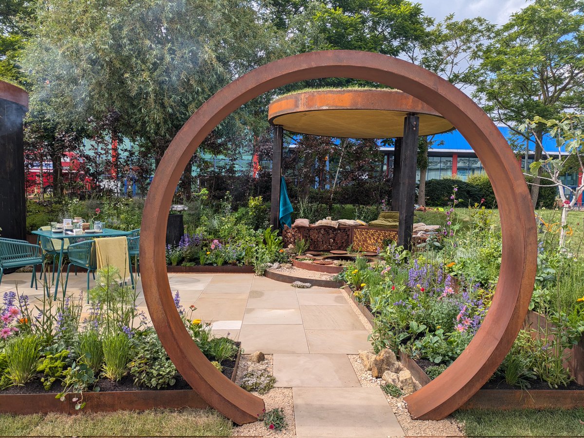 AlisonDayani's tweet photo. Got first look at #BBCGardenersWorldLive that opens with #BBCGoodFoodShow today. Plenty to enjoy. @GWandShows has stunning gardens, unique veg patch ideas & even chickens. Guests include #montydon & at food show chefs @jamesmartinchef @michelrouxjr. Til Sunday @thenec Birmingham https://t.co/WiGaTurGWJ