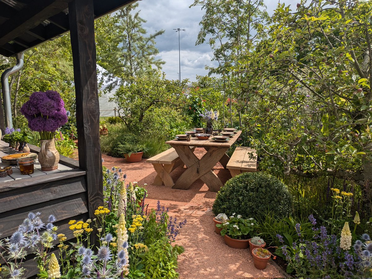AlisonDayani's tweet photo. Got first look at #BBCGardenersWorldLive that opens with #BBCGoodFoodShow today. Plenty to enjoy. @GWandShows has stunning gardens, unique veg patch ideas & even chickens. Guests include #montydon & at food show chefs @jamesmartinchef @michelrouxjr. Til Sunday @thenec Birmingham https://t.co/WiGaTurGWJ