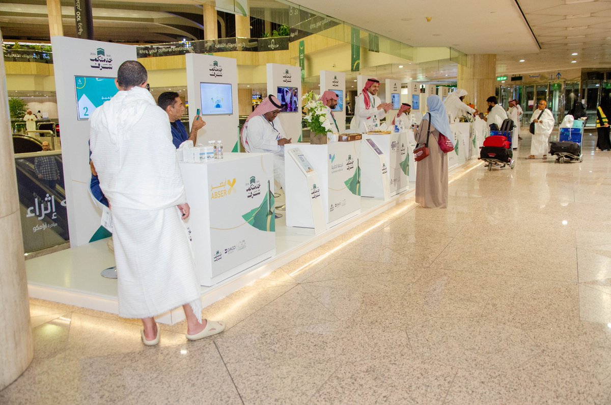 moh_eastern's tweet photo. شاركت #صحة_الشرقية ضمن مبادرة #خدمتكم_شرف بالشراكة مع #مطارات_الدمام بتفعيل حملة #حج_بصحة، بالتعاون مع المنظمات الصحية غير الربحية بالمنطقة الشرقية؛ عبر تقديم التوعية والإرشادات الصحية وفحص الضغط والسكر للحجاج استعدادًا لاستكمال رحلة الحج. https://t.co/oIM1CWlb3S