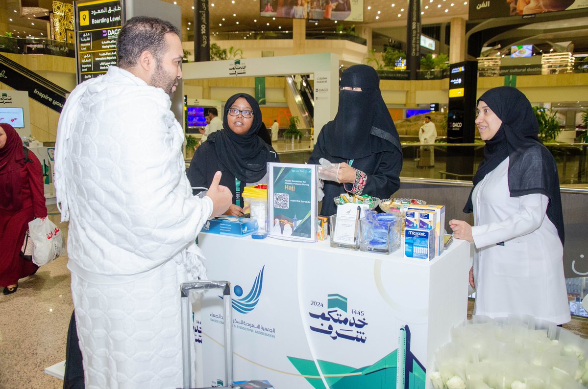 moh_eastern's tweet photo. شاركت #صحة_الشرقية ضمن مبادرة #خدمتكم_شرف بالشراكة مع #مطارات_الدمام بتفعيل حملة #حج_بصحة، بالتعاون مع المنظمات الصحية غير الربحية بالمنطقة الشرقية؛ عبر تقديم التوعية والإرشادات الصحية وفحص الضغط والسكر للحجاج استعدادًا لاستكمال رحلة الحج. https://t.co/oIM1CWlb3S