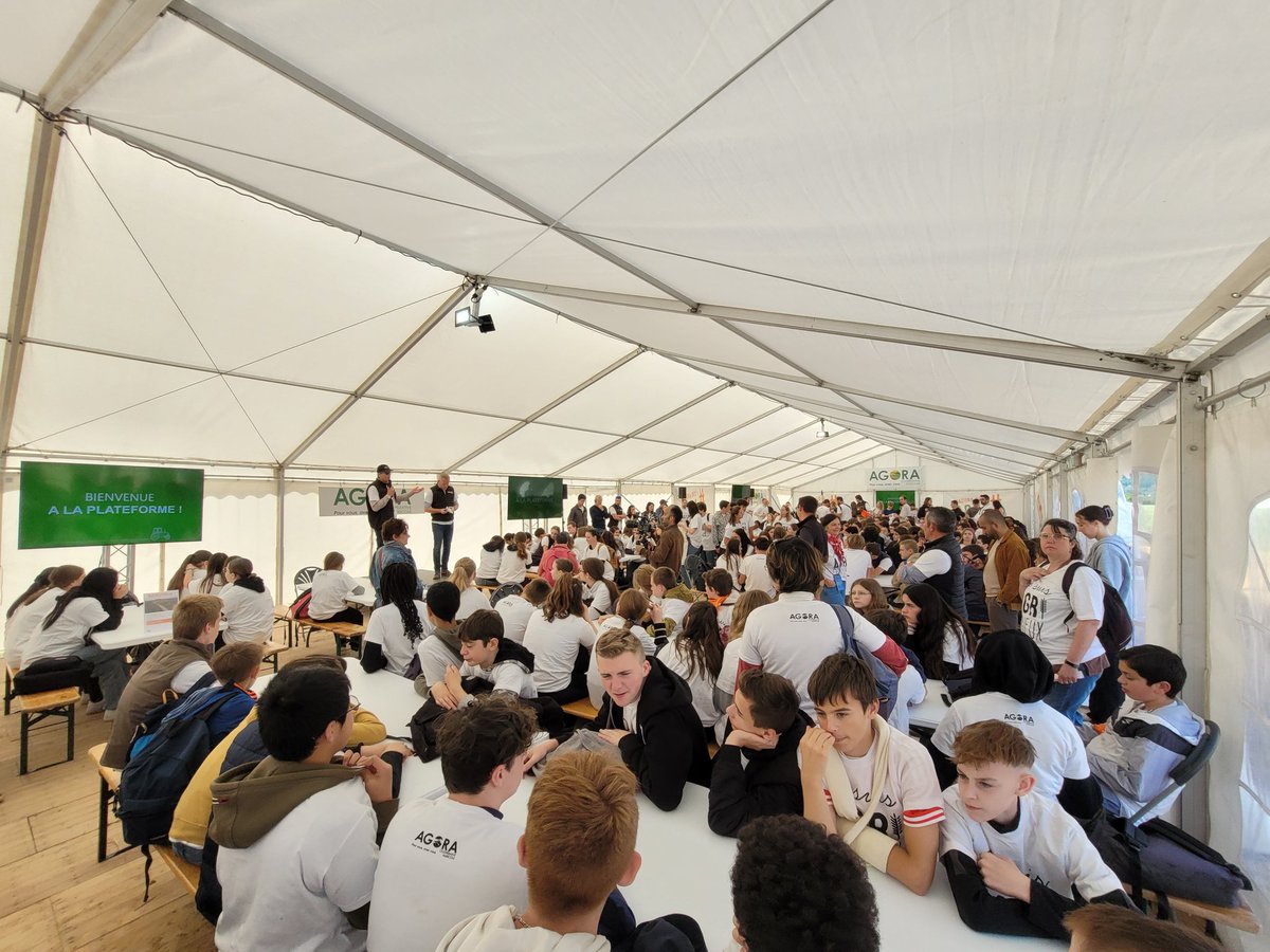 Agora (@agoracoop) on Twitter photo Une deuxième journée dans notre laboratoire à ciel ouvert de Catenoy cette fois avec les 350 #collégiens participants à l'#Agoradescolleges ! 🌱👀 Une opportunité unique pour les <a href="/Agricurieux/">Agricurieux Tour</a> de découvrir l'agriculture sur le terrain 🚜🌾 Une deuxième journée dans notre laboratoire à ciel ouvert de Catenoy cette fois avec les 350 #collégiens participants à l'#Agoradescolleges ! 🌱👀 Une opportunité unique pour les <a href="/Agricurieux/">Agricurieux Tour</a> de découvrir l'agriculture sur le terrain 🚜🌾